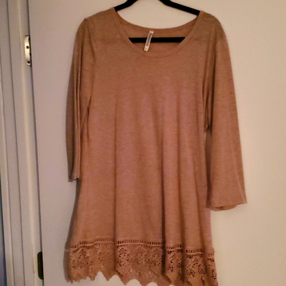 Monoreno tan 3/4 shirt with lace trim